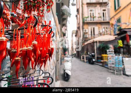 Tradizionale fascino napoletano di buona fortuna o cornicello che si salda per le strade di Napoli. Messa a fuoco selettiva Foto Stock