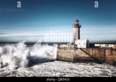 Da Moleh al faro di Douro sull'Oceano Atlantico, durante una piccola tempesta con onde, faro bianco con tetto rosso Foto Stock