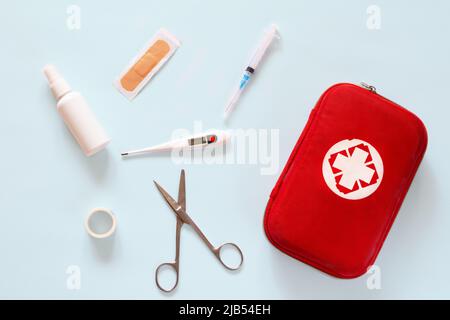 Home kit di pronto soccorso, pillole, termometro su sfondo semplice Foto Stock