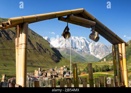 Il villaggio caucasico di Ushguli, la terra di migliaia di torri, le torri di Svaneti, la comunità più alta d'Europa Ushguli, Svaneti, Caucaso, GE Foto Stock