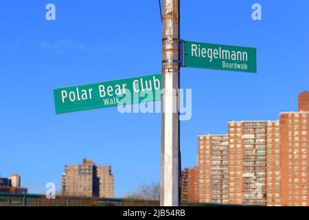 Segnaletica per il Polar Bear Club Walk e il Riegelmann Boardwalk sulla Coney Island Boardwalk, Brooklyn, New York Foto Stock