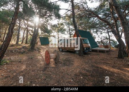 Vecchio furgone colorato retro camper sul campeggio in uno splendido paesaggio costiero roccioso di Mediaterian, Turchia. Foto Stock