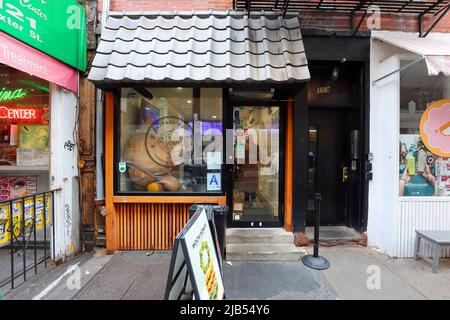 Taiyaki NYC, 119 Baxter St, New York, foto di un negozio di dessert giapponese che serve prelibatezze in un cono taiyaki nella Chinatown di Manhattan. Foto Stock