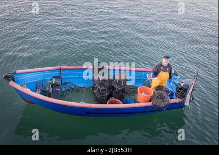 Cobh, Cork, Irlanda. 03rd giugno 2022. Il pescatore costiera Ron Randells detiene una aragosta che ha catturato in uno dei suoi vasi a Cobh, Co. Cork. Il Ron pesca prima dell'alba il granchio di velluto e l'aragosta di cui tutte le sue catture saranno esportate in Spagna. - Credit; David Creedon / Alamy Live News Foto Stock