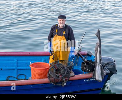 Cobh, Cork, Irlanda. 03rd giugno 2022. Il pescatore costiera Ron Randells detiene un aragosta che ha catturato in uno dei suoi vasi, questo è troppo piccolo e sarà gettato indietro in Cobh, Co. Cork. Ron normalmente pesca prima dell'alba dove tutte le sue catture saranno esportate in Spagna. - Credit; David Creedon / Alamy Live News Foto Stock