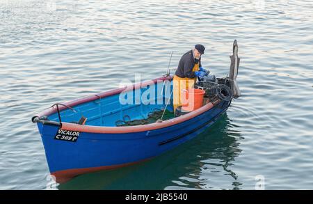 Cobh, Cork, Irlanda. 03rd giugno 2022. Ron Randells, il pescatore costiera, controlla le sue pentole per l'aragosta e i granchi di velluto prima dell'alba in Cobh, Co. Cork, Irlanda.- accreditamento; David Creedon / Alamy Live News Foto Stock