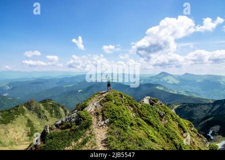 Uomo in cima alla montagna. Progettazione concettuale. In cima alla montagna nei Carpazi ucraini, crinale marmarmaroscio Foto Stock