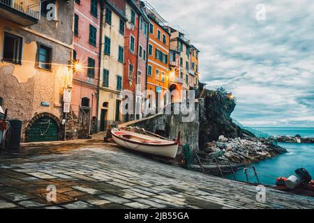 Riomaggiore Fishing Quarter, il porto di un piccolo villaggio di pescatori italiano in serata Foto Stock