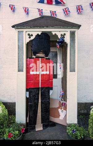 Design innovativo beefeater, union jack e bunding su una proprietà che si affaccia Maypole Green a Long Preston. Celebrazioni del Giubileo del platino della Regina 2022. Foto Stock