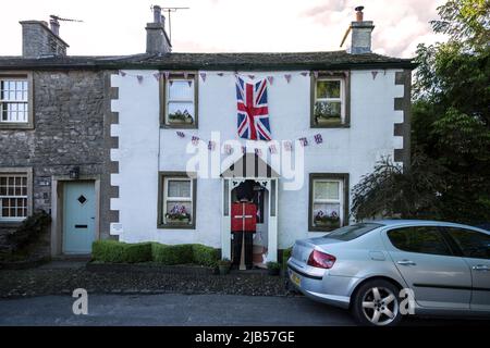 Design innovativo beefeater, union jack e bunding su una proprietà che si affaccia Maypole Green a Long Preston. Celebrazioni del Giubileo del platino della Regina 2022. Foto Stock