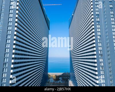 Vista dei moderni ed eleganti edifici alberghieri a più piani affacciati sul mare in una giornata luminosa e soleggiata Foto Stock