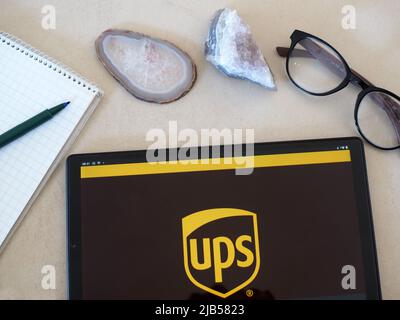 In questa foto è mostrato il logo UPS (United Parcel Service) visualizzato su un tablet Foto Stock