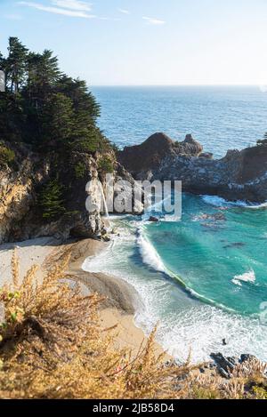 Scorcio della cascata McWay lungo il Big sur, california Foto Stock