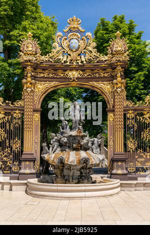 Nancy, Francia - 1 giugno 2022: Vista di una porta in ferro battuto dorato e fontana rococò nella piazza Stanislas di Nancy Foto Stock