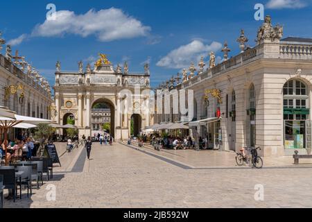 Nancy, Francia - 1 giugno, 2022: Lo storico Arc qui porta della città sulla piazza Stanislas nel centro della città di Nancy Foto Stock