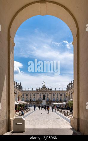 Nancy, Francia - 1 giugno, 2022: Lo storico Arc qui porta della città sulla piazza Stanislas nel centro della città di Nancy Foto Stock