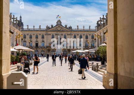 Nancy, Francia - 1 giugno, 2022: Lo storico Arc qui porta della città sulla piazza Stanislas nel centro della città di Nancy Foto Stock