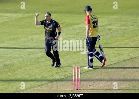 DaN Douthwaite di Glamorgan rivendica il cricket di Paul Walter durante Glamorgan vs Essex Eagles, Vitality Blast T20 Cricket al Sophia Gardens Cardif Foto Stock