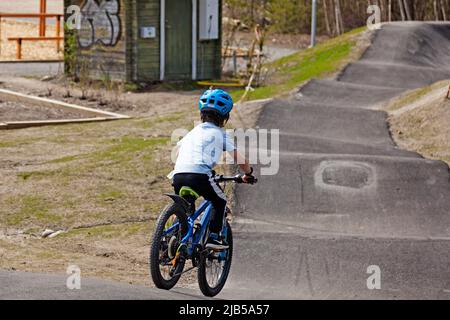 Umea, Norrland Svezia - 20 maggio 2022: Ragazzo in bicicletta sulla pista di pompaggio Foto Stock