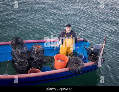 Cobh, Cork, Irlanda. 03rd giugno 2022. Il pescatore costiera Ron Randells detiene una aragosta che ha catturato in uno dei suoi vasi a Cobh, Co. Cork. Il Ron pesca prima dell'alba il granchio di velluto e l'aragosta di cui tutte le sue catture saranno esportate in Spagna. - Credit; David Creedon / Alamy Live News Foto Stock