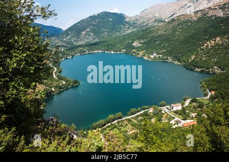 Scanno è un comune italiano di 2.193 abitanti della provincia di l'Aquila, nella regione Abruzzo. Situata nella Valle del Sagittario e circondata dalle montagne della Majella, Scanno è stata immortalata dai fotografi Henri Cartier-Bresson (1951) e Mario Giacomelli (1957-59) e, secondo Edward Lear, ospitava le donne più belle d’Italia. Italia, il 26 2019 agosto Foto Stock