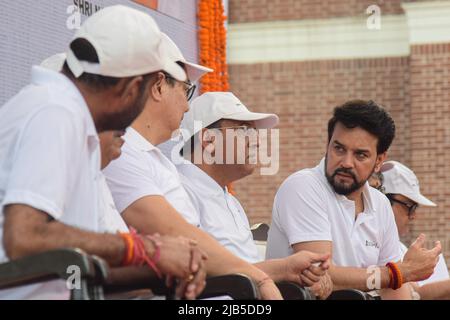 India. 3rd giugno 2022. Il ministro dell'Unione per gli Affari Giovanili e lo Sport Anurag Thakur in una conversazione con altri ministri durante un programma tenuto per la Giornata Mondiale della bicicletta 2022 presso lo Stadio Nazionale maggiore di Dhyanchand a New Delhi. (Credit Image: © Kabir Jhangiani/Pacific Press via ZUMA Press Wire) Foto Stock