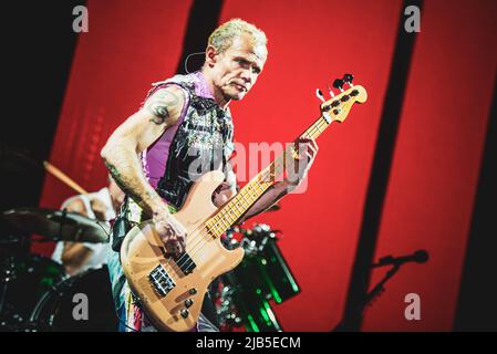 ZURIGO, HALLENSTADION, 5th 2016 OTTOBRE: Flea, bassista del gruppo musicale americano Red Hot Chili Peppers, che si esibisce dal vivo sul palco per la tappa svizzera del “Getaway World Tour” Foto Stock