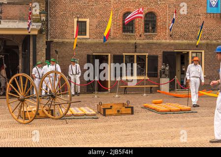 Alkmaar, Paesi Bassi, maggio 2022. I porta formaggio, con il loro cappello colorato di paglia, al mercato del formaggio Alkmaar. Foto di alta qualità Foto Stock