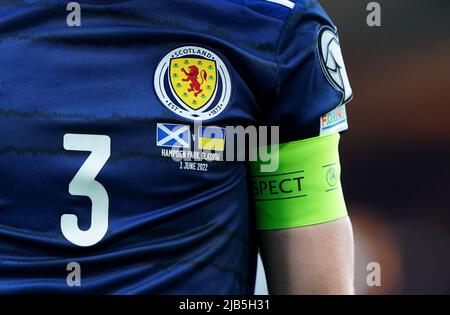 Una vista dettagliata della maglia di Andrew Robertson in Scozia durante la partita di semifinale della Coppa del mondo FIFA 2022 a Hampden Park, Glasgow. Data foto: Mercoledì 1 giugno 2022. Foto Stock