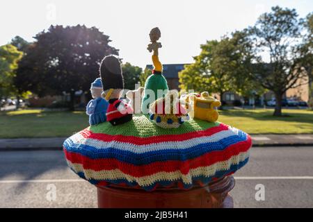 Kent, Regno Unito. 02nd giugno 2022. Per celebrare il Giubileo del platino della Regina, i residenti di Bourne vale a Bromley, Kent, hanno lavorato a maglia un tè accogliente per il loro locale casella postale. Il topper presenta un corgi, una Guardia Grenadier, una bandiera union jack, una corona e una piccola regina. Credit: SOPA Images Limited/Alamy Live News Foto Stock