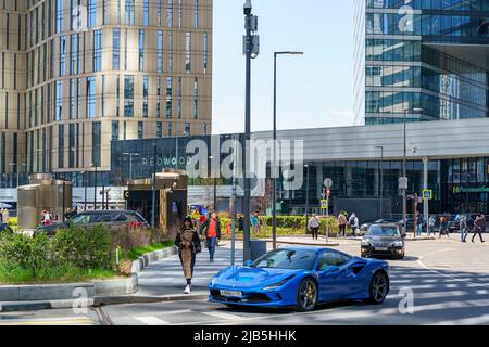 Mosca, Russia - 30 maggio 2022: Strade del distretto commerciale di Mosca. Auto di lusso Ferrari e architettura moderna e infrastruttura di una prestigiosa area urbana. Foto di alta qualità Foto Stock