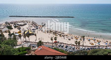 Panorama di una spiaggia ricreativa e frangiflutti a Netanya in Israele sulla costa orientale del Mediterraneo vicino al tramonto Foto Stock