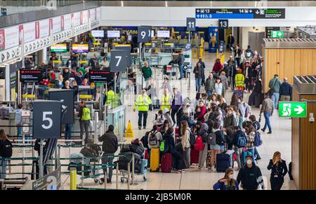 I passeggeri arrivano all'aeroporto di Dublino il venerdì mattina, poiché circa 200.000 persone sono destinate a viaggiare attraverso l'aeroporto durante il fine settimana delle festività in cui sono state implementate nuove misure, tra cui l'installazione di marquee al terminal 1 per i passeggeri costretti a fare la fila all'esterno. Data foto: Venerdì 3 giugno 2022. Foto Stock