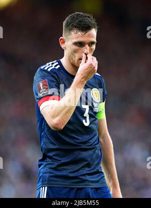 Andrew Robertson in Scozia durante la partita di semifinale della Coppa del mondo FIFA 2022 a Hampden Park, Glasgow. Data foto: Mercoledì 1 giugno 2022. Foto Stock