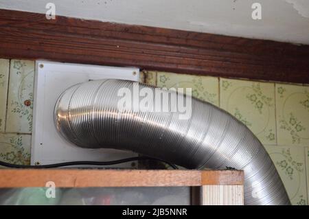 Installazione di una cappa da cucina per la ventilazione Foto stock - Alamy