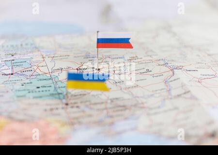 Bandiera Ucraina e Russia sulla mappa geopolitica. Guerra in Ucraina Foto Stock