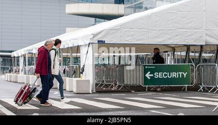 I passeggeri arrivano all'aeroporto di Dublino il venerdì mattina, poiché circa 200.000 persone sono destinate a viaggiare attraverso l'aeroporto durante il fine settimana delle festività in cui sono state implementate nuove misure, tra cui l'installazione di marquee al terminal 1 per i passeggeri costretti a fare la fila all'esterno. Data foto: Venerdì 3 giugno 2022. Foto Stock