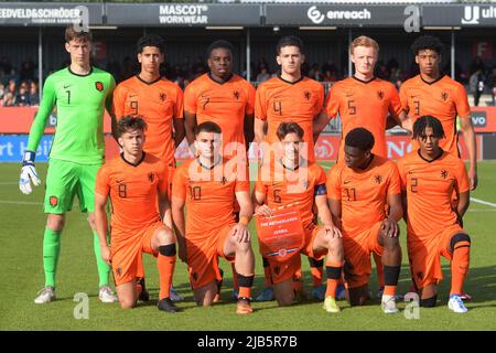 ALMERE - (back lr) Netherlands U19 portiere Robin Roefs, Mohamed Nassoh dei Paesi Bassi U19 , Noah Ohio dei Paesi Bassi U19 , Justin Hubber dei Paesi Bassi U19 , Julius Dirksen dei Paesi Bassi U19 , Livano Comenencia dei Paesi Bassi U19 (front lr) Mylian Jimenez dei Paesi Bassi U19 , Gabi Cacchili dei Paesi Bassi U19 , Lennard Hartjes dei Paesi Bassi U19 , Ernest Poku dei Paesi Bassi U19 , Mimeirhel Benita dei Paesi Bassi U19 durante la partita di qualificazione del Campionato europeo UEFA tra Paesi Bassi U19 e Serbia U19 allo Stadio Yanmar il 1 giugno 2022 ad Almere, Paesi Bassi. ANP | OLANDESE HEI Foto Stock
