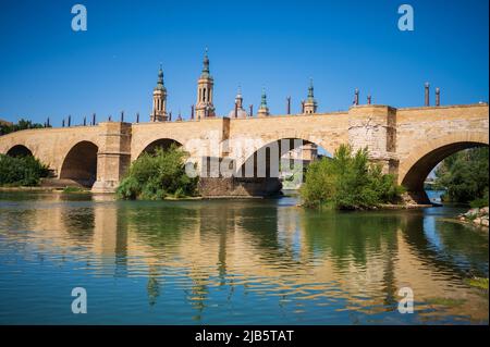 Ponte di pietra (Puente de Piedra) e Cattedrale-Basilica di nostra Signora del pilastro, una chiesa cattolica romana nella città di Saragozza, Aragona, Spagna Foto Stock