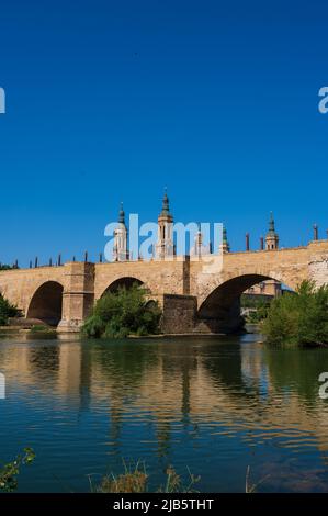 Ponte di pietra (Puente de Piedra) e Cattedrale-Basilica di nostra Signora del pilastro, una chiesa cattolica romana nella città di Saragozza, Aragona, Spagna Foto Stock