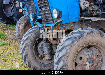 vista del vano motore diesel, delle ruote e dei trattori belarussiani blu Foto Stock