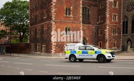 LondonUK - 29 maggio 2022: Veicolo di polizia in movimento che passa di fronte al Lambath Palace di londra Foto Stock