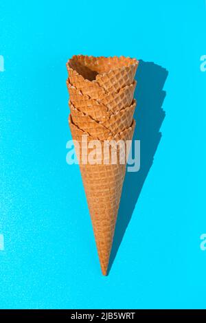 Una serie di coni per waffle su sfondo blu. Foto Stock