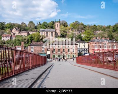 Questa scena di strada, nella cittadina di Ironbridge, famosa per la sua vicinanza al ponte Ironbridge che attraversa il fiume Seven a Ironbridge Foto Stock