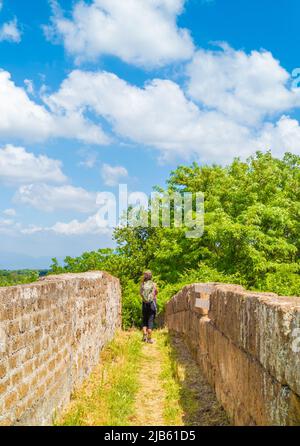 Nepi (Italia) - la città in provincia di Viterbo, Lazio, con il suo antico castello, il bel centro storico e l'impressionante percorso di trekking verso le cascate Foto Stock