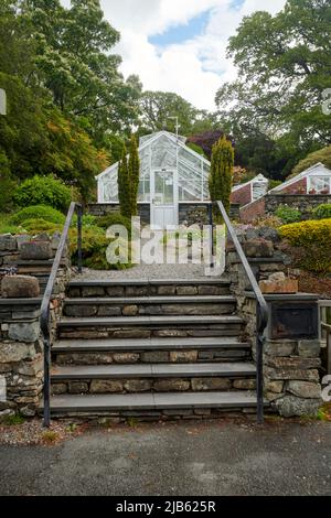 Case alpine nei bellissimi giardini di Holehird, il Lake District National Park, Regno Unito, GB. Foto Stock