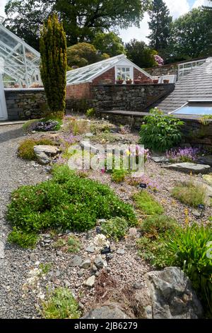 Case alpine nei bellissimi giardini di Holehird, il Lake District National Park, Regno Unito, GB. Foto Stock