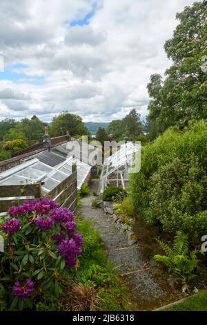 Case alpine nei bellissimi giardini di Holehird, il Lake District National Park, Regno Unito, GB. Foto Stock