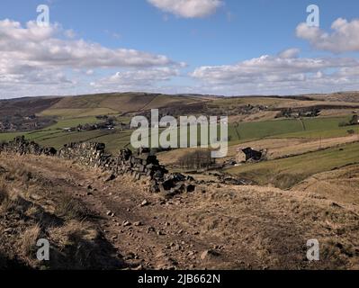 Una nuova costruzione casa vicino Brun Barn dal sentiero Standedge Trail, Diggle. Foto Stock