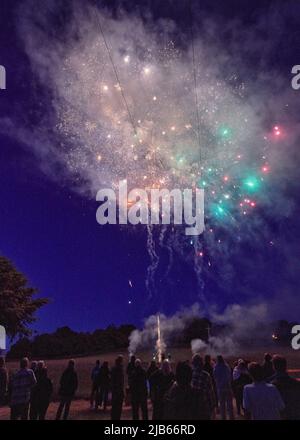 Bickington, Devon, Regno Unito. 02nd giugno 2022. L'esposizione dei fuochi d'artificio inizia quando il South Devon Village di Bickington celebra l'inizio del Giubileo del platino della regina del HM Elizabeth II accreditamento: Will Tudor/Alamy Live News Foto Stock